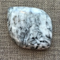 Пинолит ( магнезит с графитом ), кабошон 45*34*8 мм