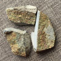 Халькопирит кусочками , лот из трёх камней размером примерно 2-3 см
